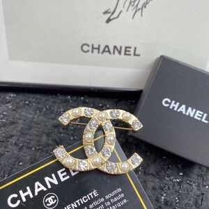 CHANEL Gold Brooch with Pearls and Crystals